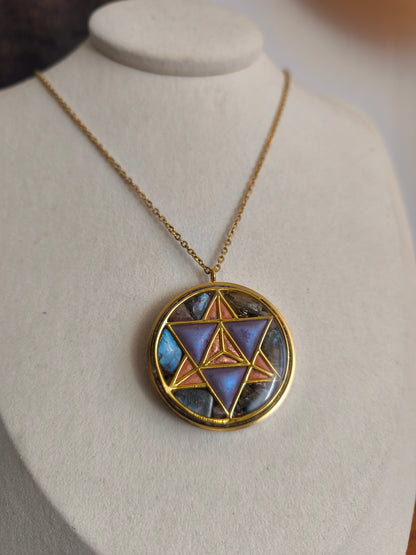 Pendentif Orgonite Merkaba – Labradorite, Pierre du Soleil, Cristal de Roche