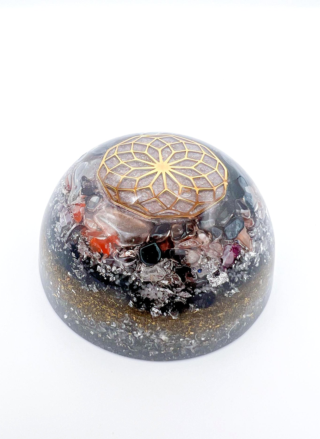 Orgonite Dôme : Lotus de vie, Cornaline, Grenat, Tourmaline Noire.