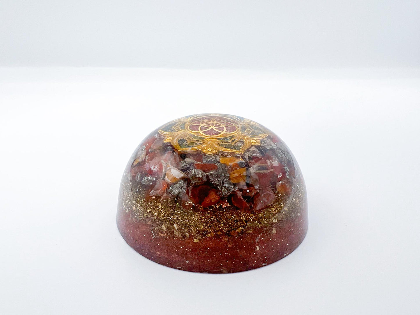 Orgonite Dôme : Graine de vie sur Lotus, Cornaline, Pyrite et Œil de tigre.