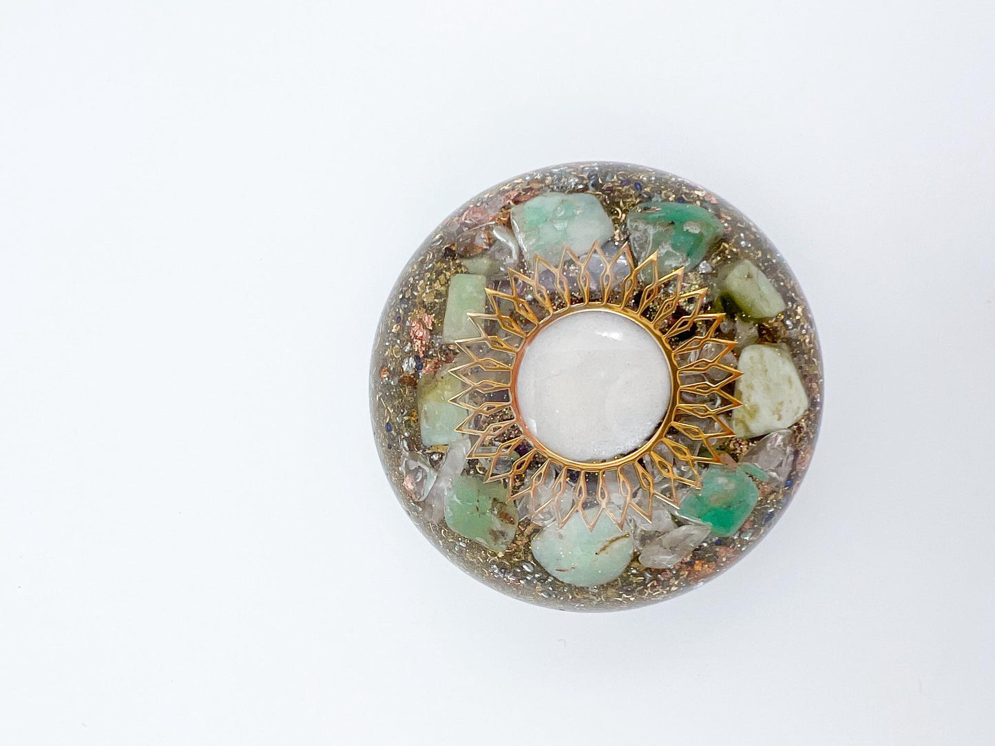 Orgonite Galet - Chrysoprase et Cristal de roche.