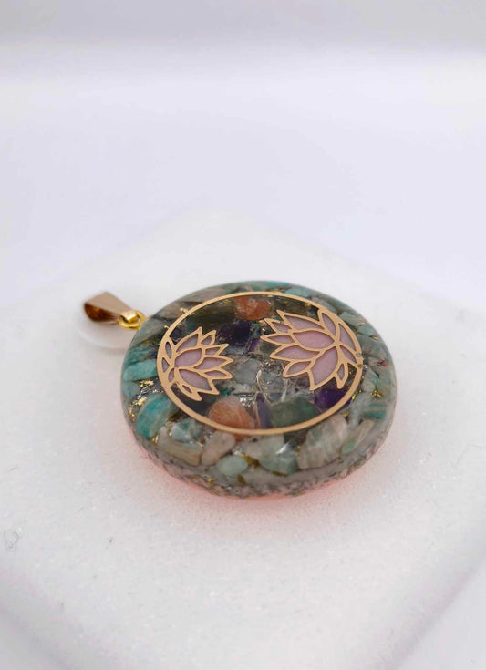 ORGONITE PENDENTIF -LOTUS ET AMAZONITE VERTE.