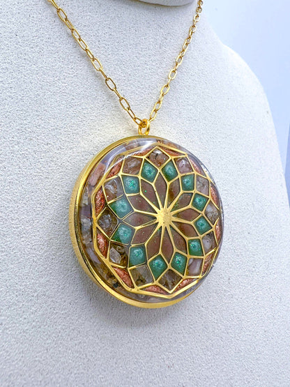 Pendentif Orgonite - Lotus de vie, Pierre du soleil, tourmaline multicolore.