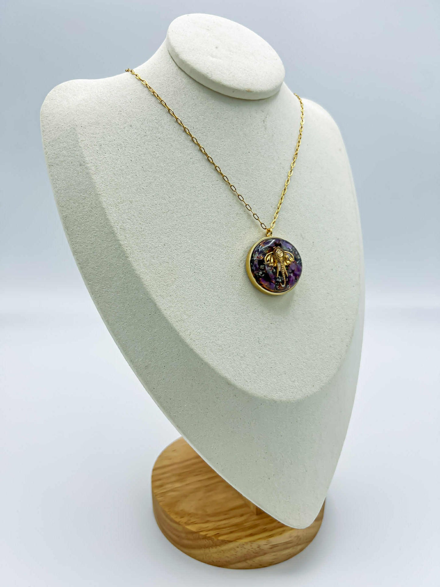 ✨ Pendentif Orgonite – Éléphant Sacré, Améthyste, Pyrite et Cristal de Roche ✨