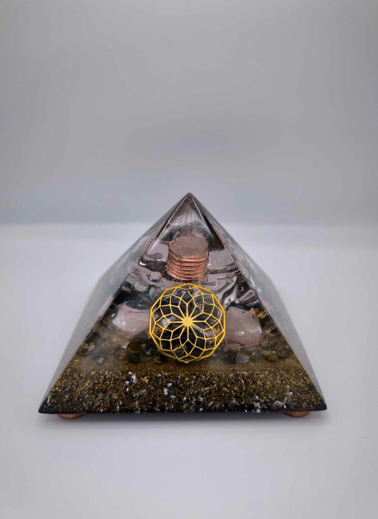 Orgonite Pyramide - Lotus de Vie, Chrysoprase, Obsidienne noire et Labradorite.