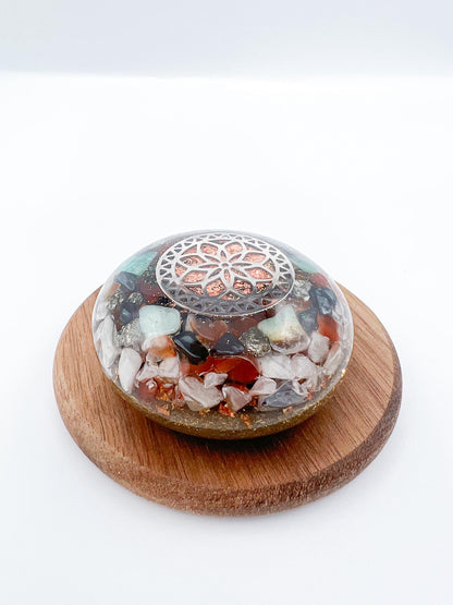 Orgonite Galet - Graine de Vie, Cornaline, Pierre de Lune, Chrysoprase, Pyrite.