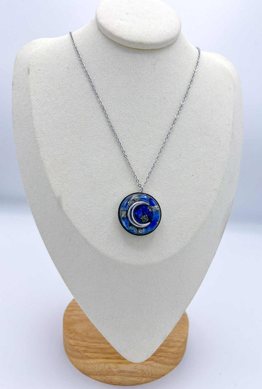 Pendentif Orgonite Lune – Lapis-Lazuli, Pyrite, Cristal de Roche