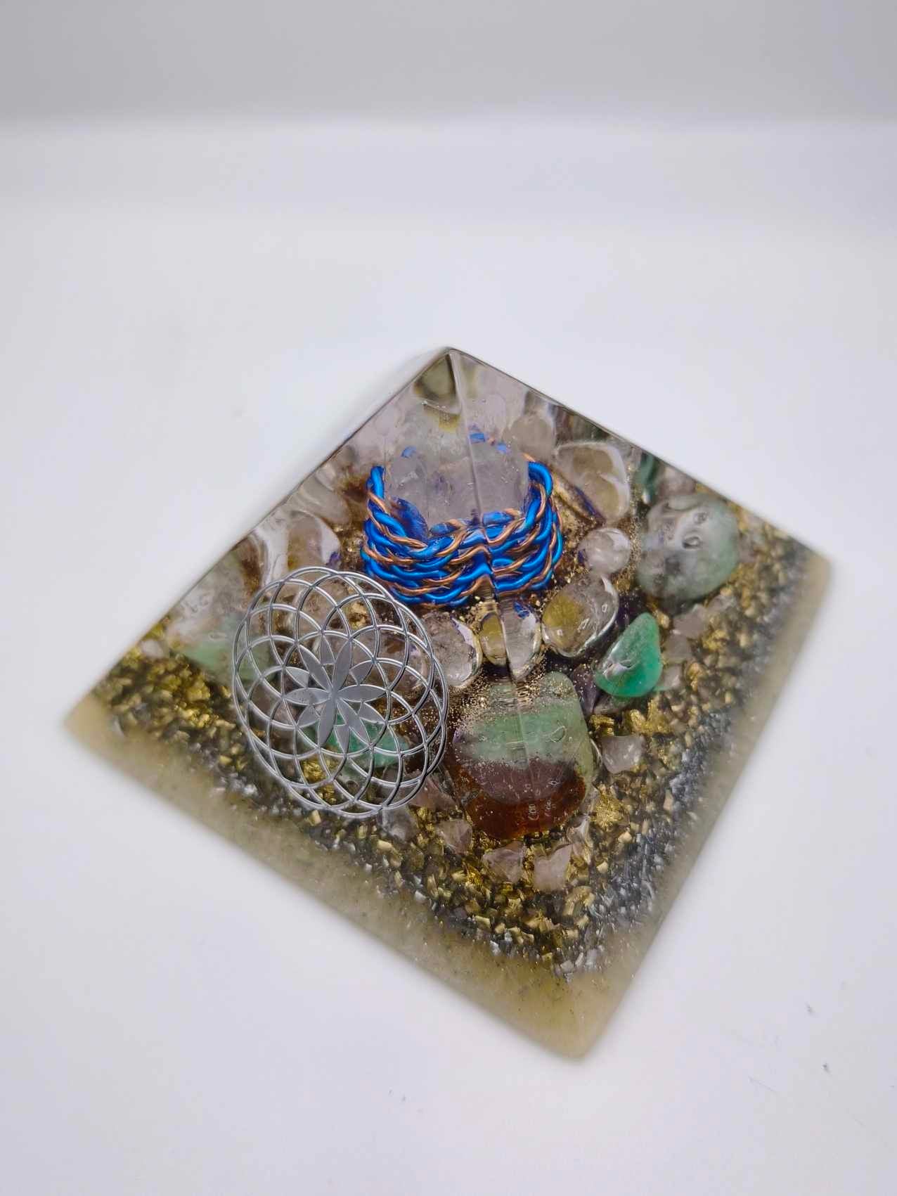 Orgonite Pyramide - Fleur de Vie, Chrysoprase, Citrine et Cornaline.