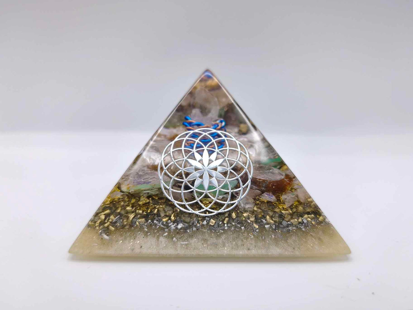 Orgonite Pyramide - Fleur de Vie, Chrysoprase, Citrine et Cornaline.