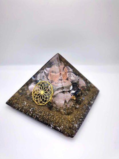 Orgonite Pyramide - Lotus de Vie, Chrysoprase, Obsidienne noire et Labradorite.