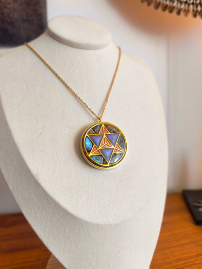 Pendentif Orgonite Merkaba – Labradorite, Pierre du Soleil, Cristal de Roche