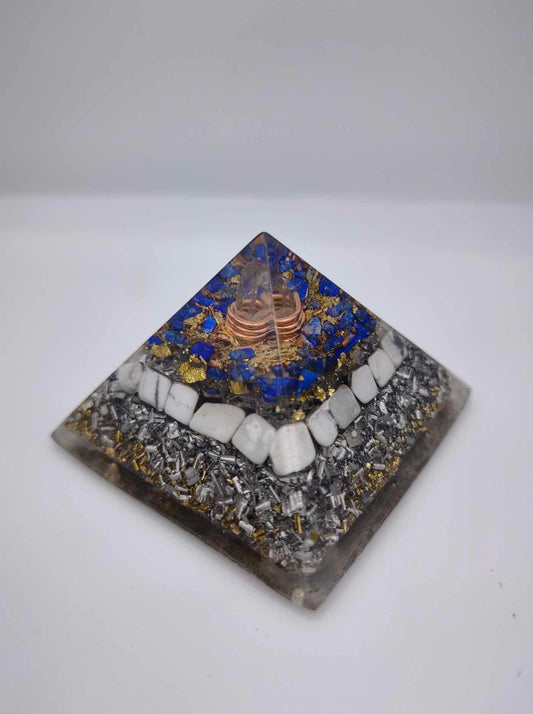 Orgonite Pyramide - Lapis Lazuli et Howlite.