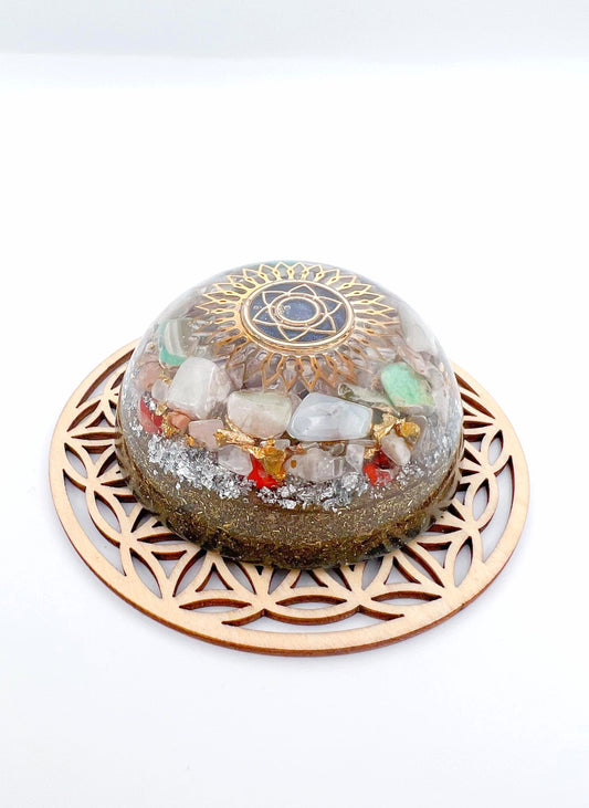 Orgonite Dôme : Expansion Solaire, Chrysoprase, Aiguë-marine et Corail rouge.