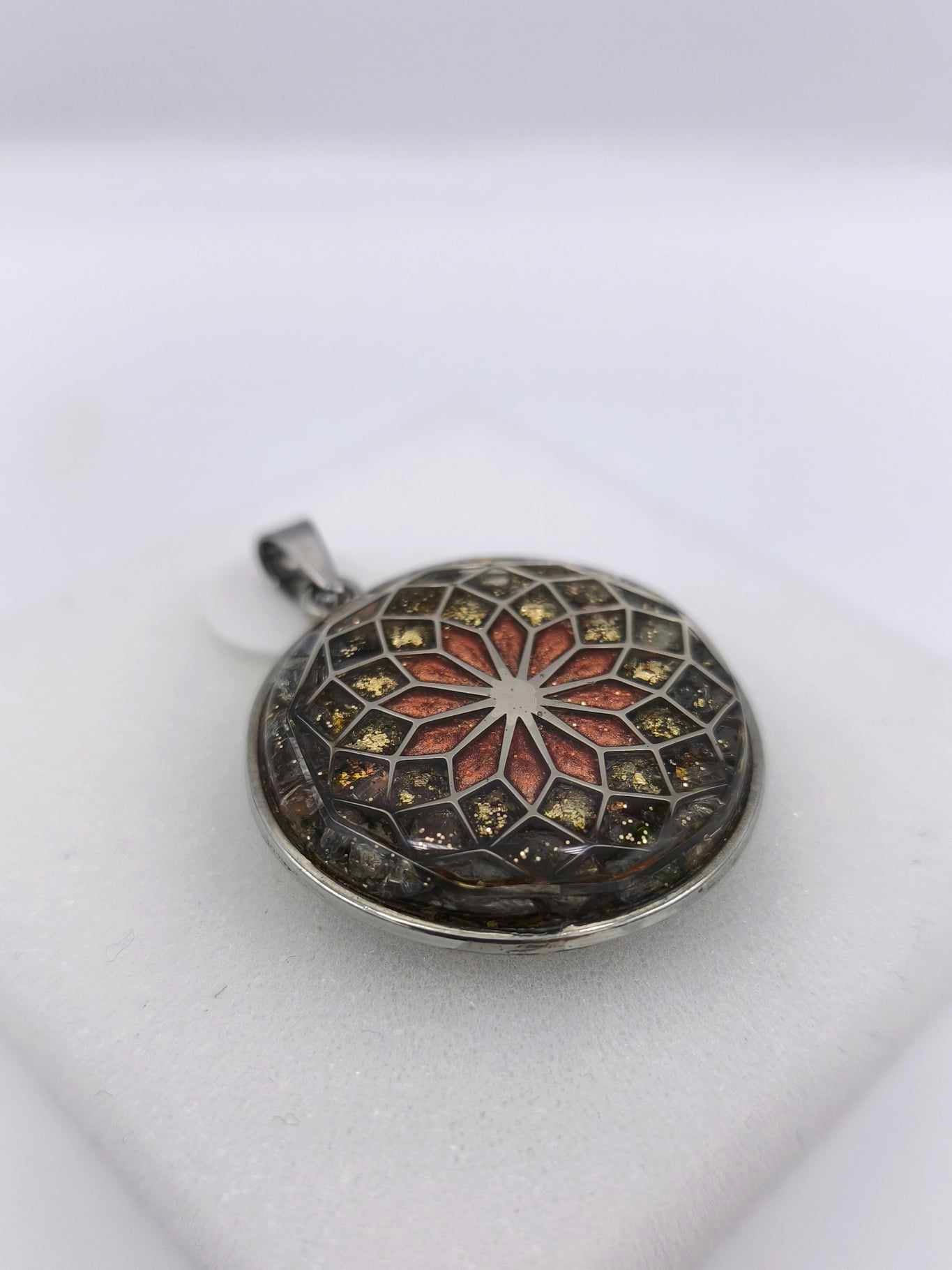 Orgonite Pendentif : Tourmaline multicolore, Cristal de Roche.