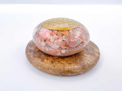 Galet Orgonite – Rhodonite, Pierre du Soleil, Cristal de Roche